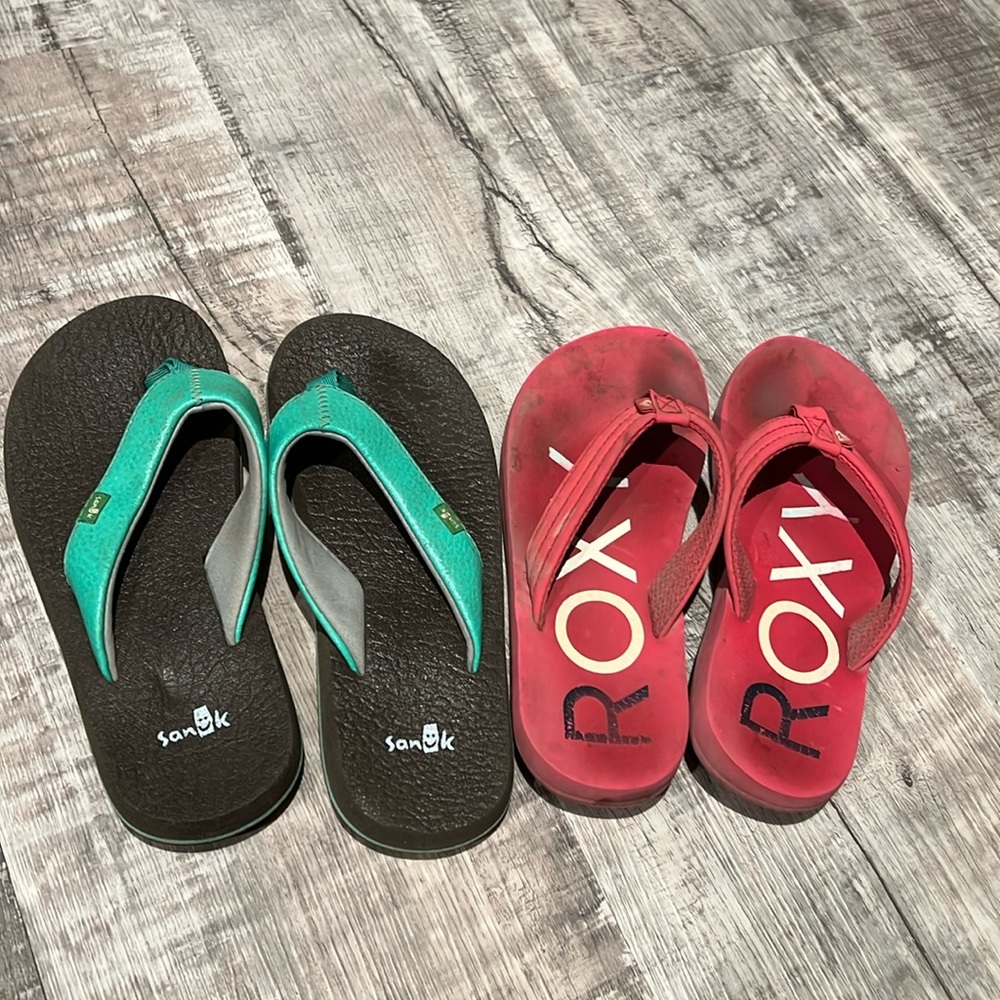 Flip flop lot girls Roxy and Sanuk
